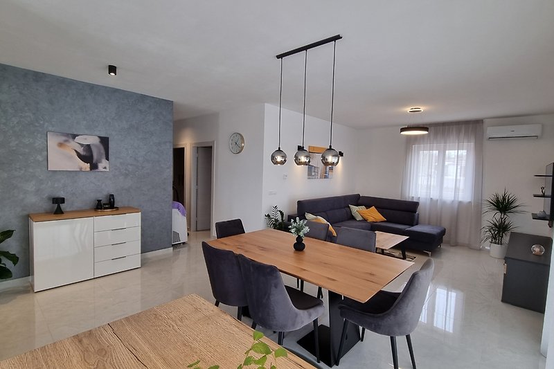 Modernes Wohnzimmer mit Holzmöbeln und stilvoller Beleuchtung.