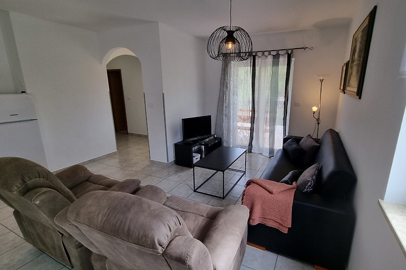 Stilvolles Wohnzimmer mit bequemer Couch, Holztisch und Lampe.
