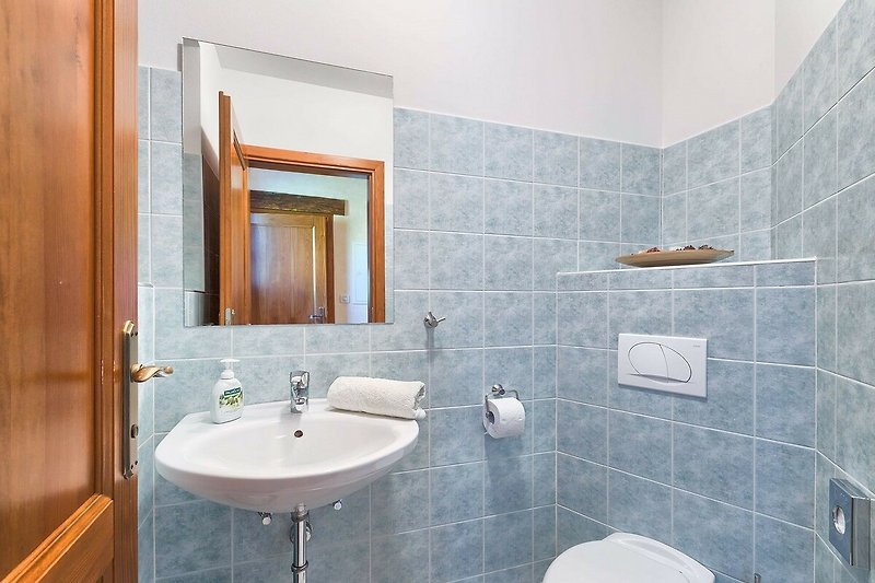Predivna kupaonica s ljubičastim detaljima i modernim umivaonikom.