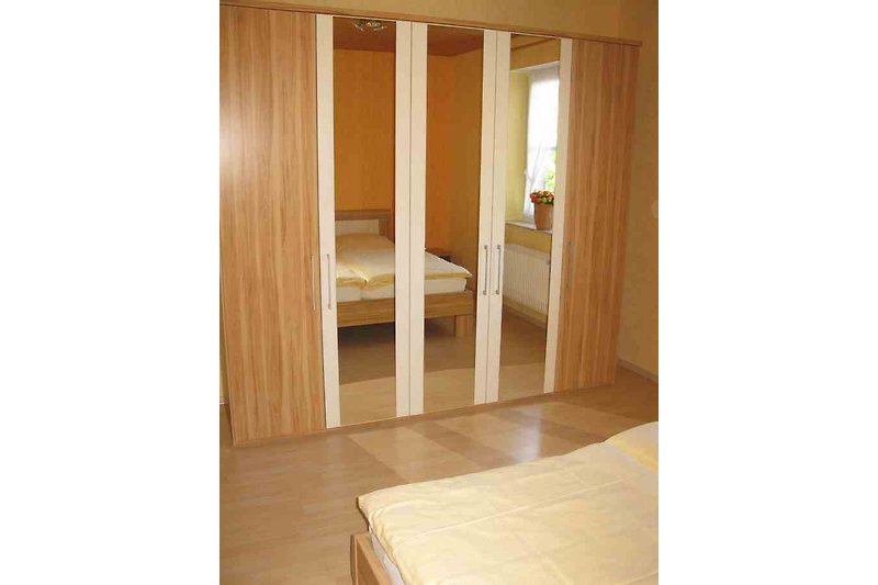 Schlafzimmer mit Zustellmöglichkeit für Kinderbett