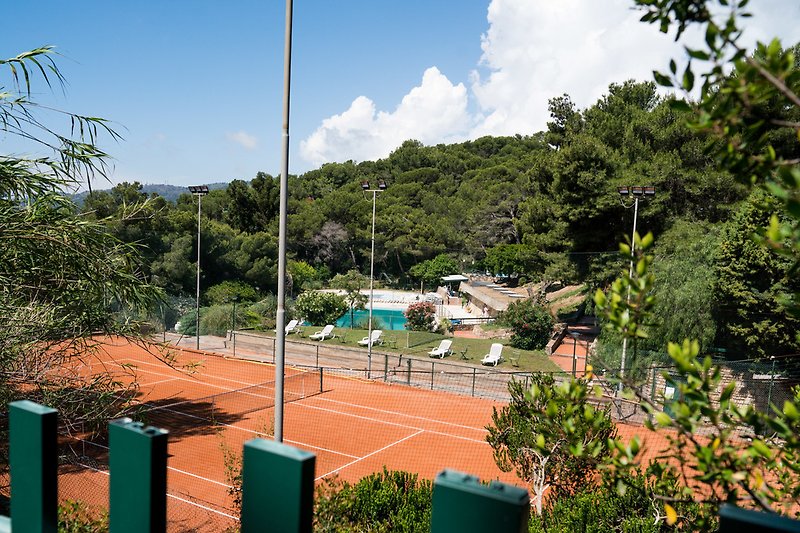Sporting Club Pinamare. Direkt am Berg. Nur 500m entfernt. Tennis, Fußball oder ab in den Pool? 