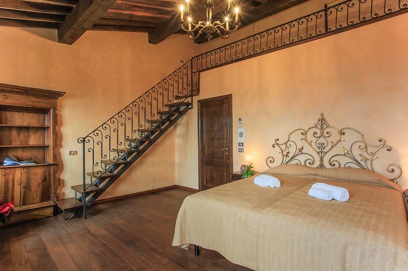 Stilvolles Schlafzimmer mit elegantem Holzbett und Kunst.