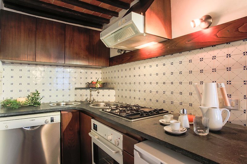 Moderne Küche mit hochwertigen Geräten und stilvoller Beleuchtung.