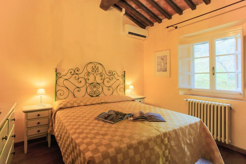 Elegantes Schlafzimmer mit gemütlichem Bett und stilvoller Beleuchtung.