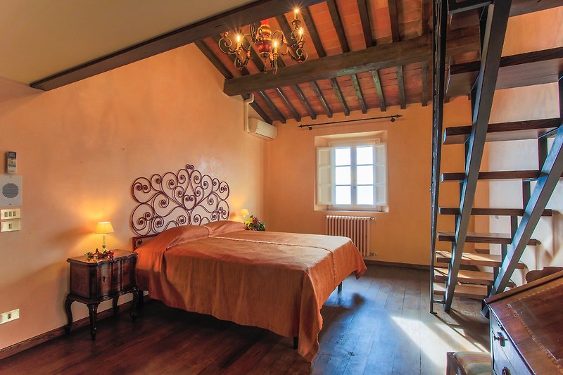 Elegantes Schlafzimmer mit stilvoller Beleuchtung und Holzbett.