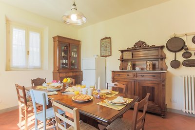 Klassische Küche mit antikem Schrank und Esstisch.