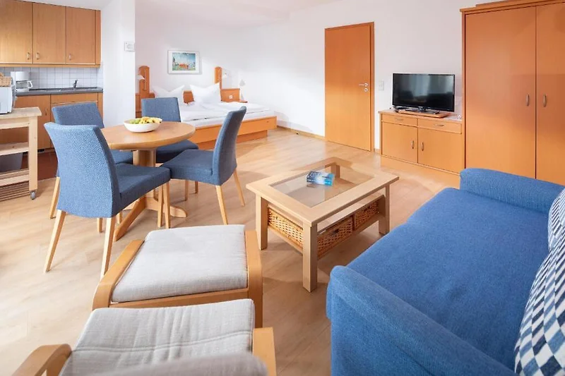 Sofa, Sessel, Holzdekor und Couchtisch.