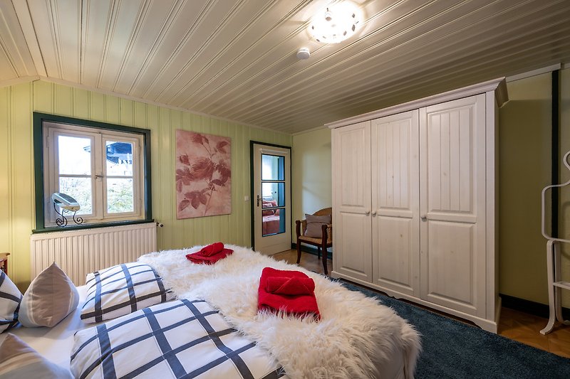Gemütliches Schlafzimmer mit Holzmöbeln und stilvoller Beleuchtung.