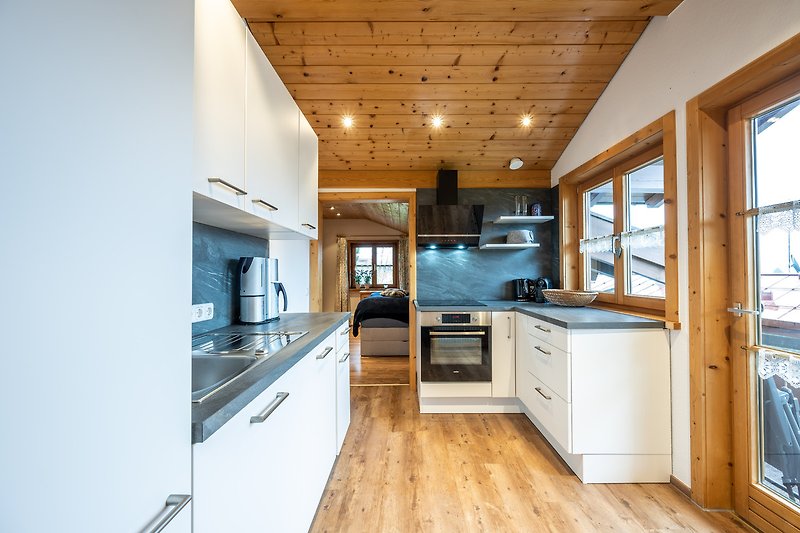 Moderne Küche mit Holzmöbeln und stilvoller Einrichtung.