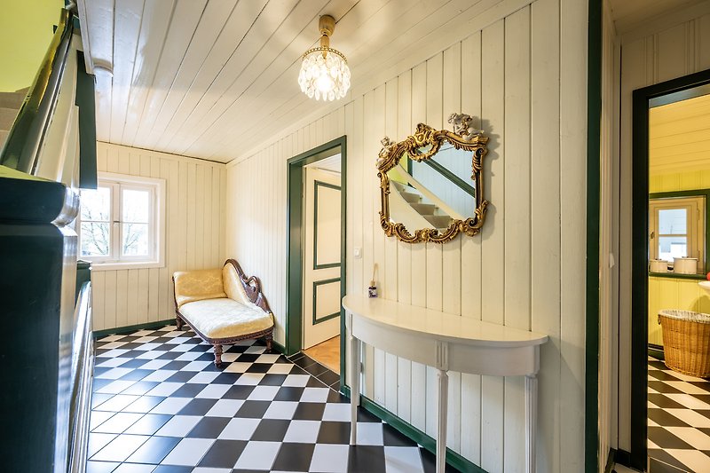 Gemütliches Badezimmer mit Holzboden, stilvoller Beleuchtung und modernem Waschbecken.