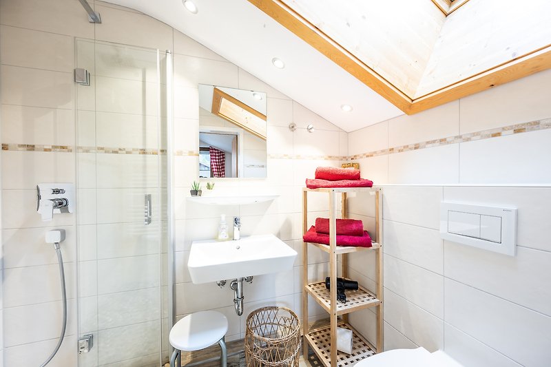 Einladendes Badezimmer mit stilvoller Inneneinrichtung und modernen Armaturen.