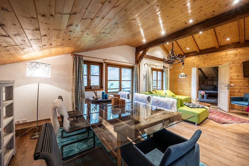 Gemütliches Wohnzimmer mit stilvoller Einrichtung und Holzmöbeln.