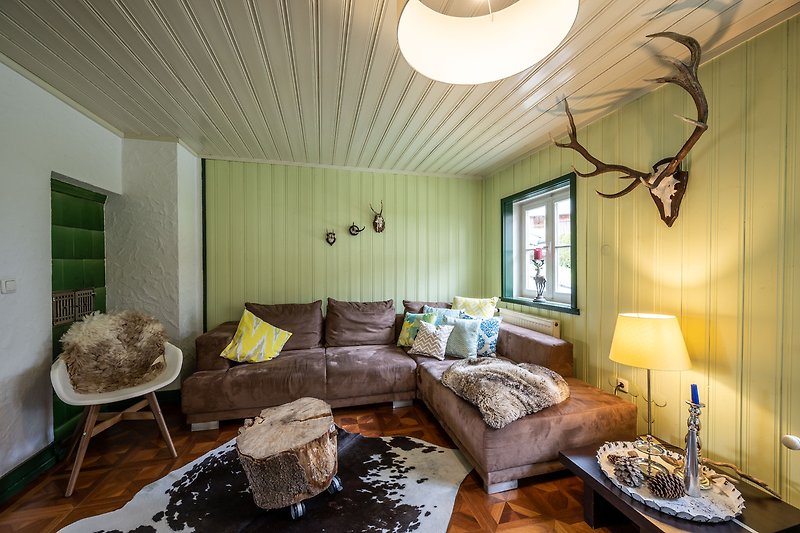 Gemütliches Wohnzimmer mit Holzboden und stilvoller Einrichtung.