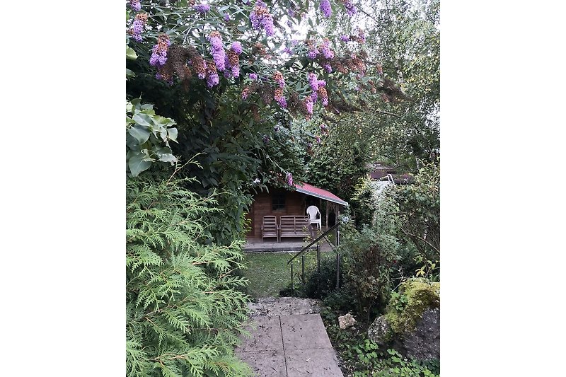 Gartenhütte im grünen Garten