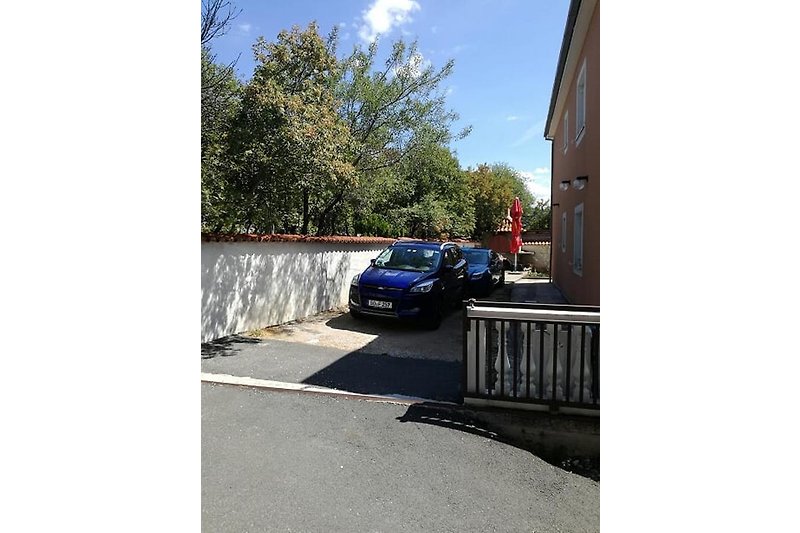 Parkplatz hinter dem Haus und Grill