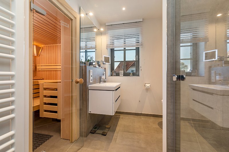 Badezimmer im Obergeschoss mit Regendusche und Sauna