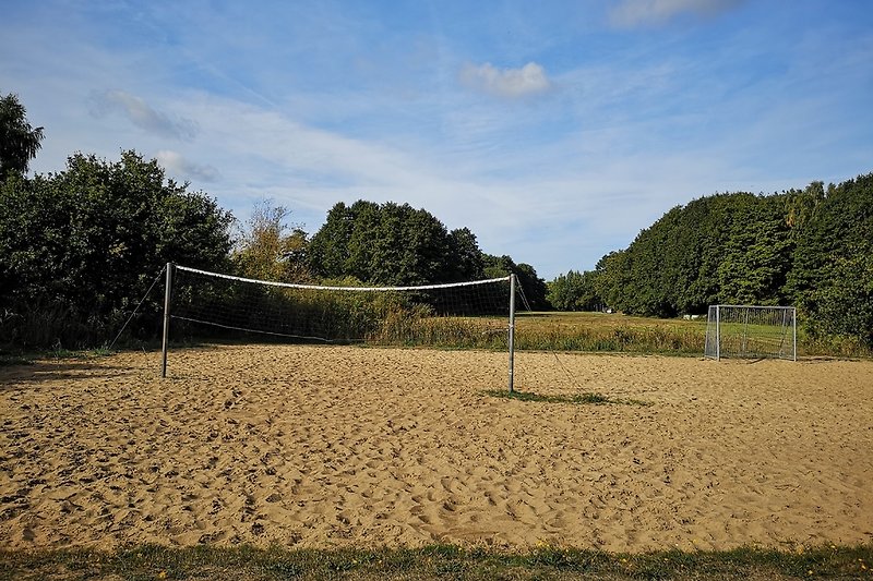 Volleyball- und Fußballplatz