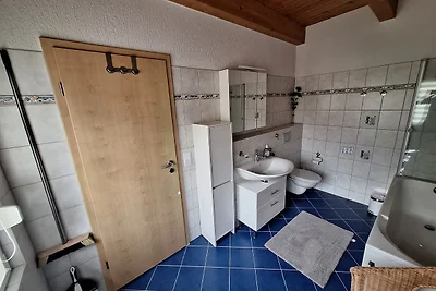 Dom nad jeziorem Fleesensee z łodzią wiosłową
