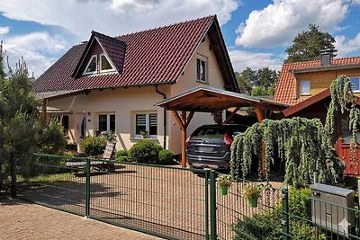 Dom nad jeziorem Fleesensee z łodzią wiosłową