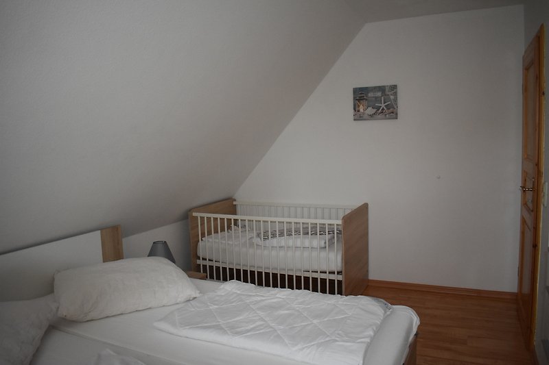 Schlafzimmer 3 mit Babybett