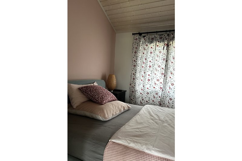 Kleines Schlafzimmer mit französischem Doppelbett und Fernseher