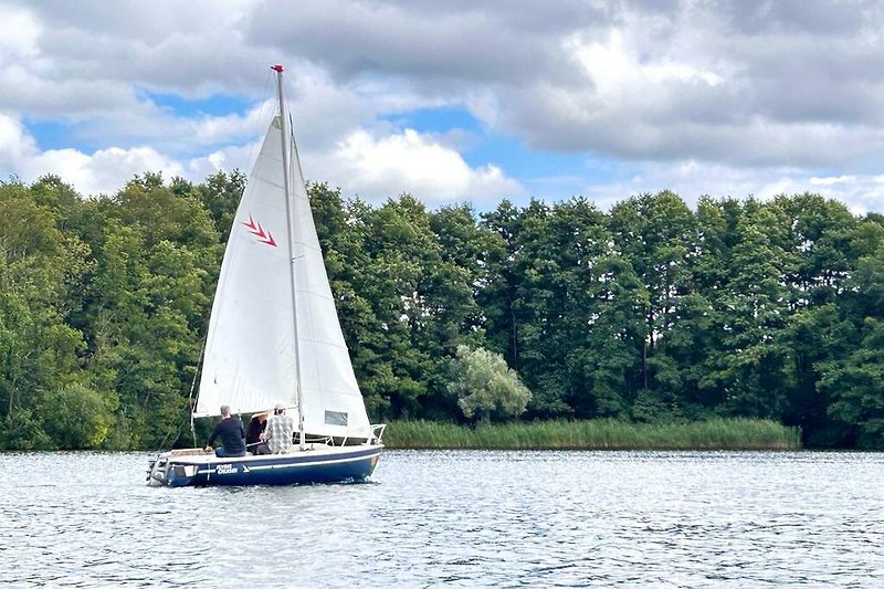 Wassersport, Segelboot, ruhiger See, malerische Landschaft