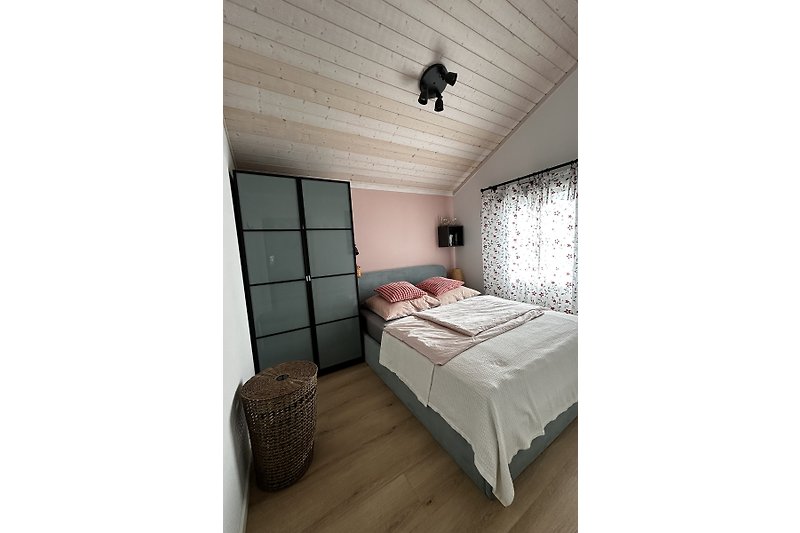 Großes Schlafzimmer mit gemütlichem Polsterbett