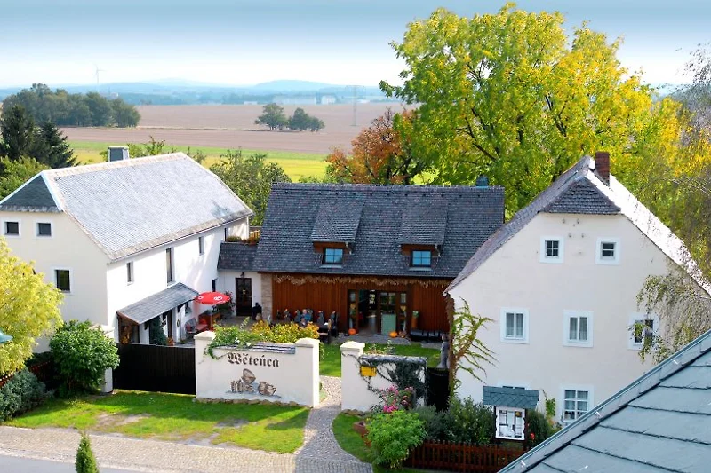 Onze driezijdige boerderij in het Saksische dorpje Wermsdorf is een idyllische plek, omgeven door uitgestrekte velden en weelderige bossen. Het hoofdgebouw, gemaakt van traditionele bakstenen, straalt een rustieke charme uit met zijn robuuste houten balke