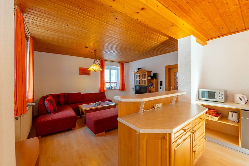 Gemütliches Wohnzimmer mit Holzmöbeln und warmem Licht.
