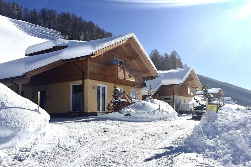 Verschneites Chalet Magda im Winter