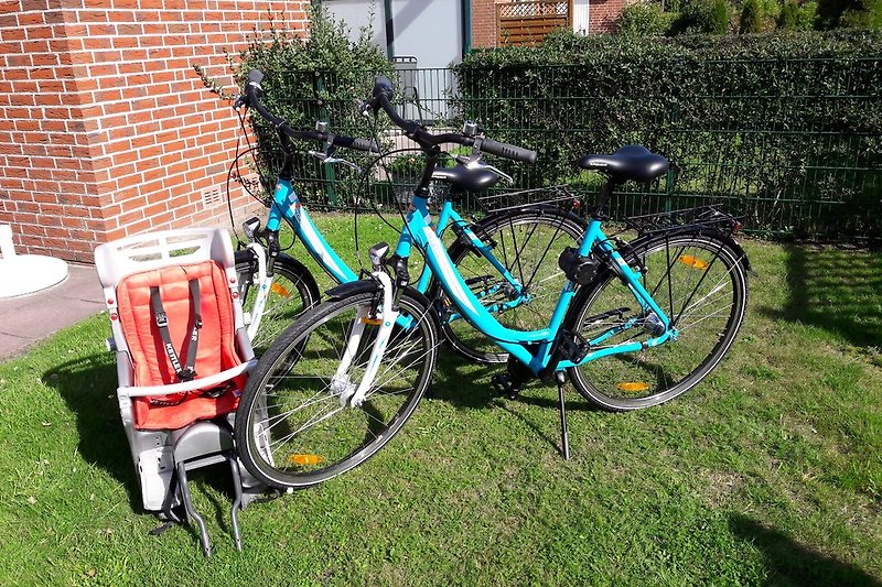 Zwei Fahrräder mit Kindersitz