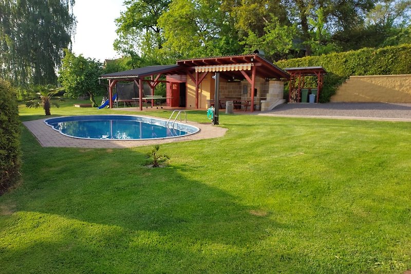 Schwimmbad, Garten, Außenmöbel - Entspannen Sie sich in dieser idyllischen Ferienwohnung.