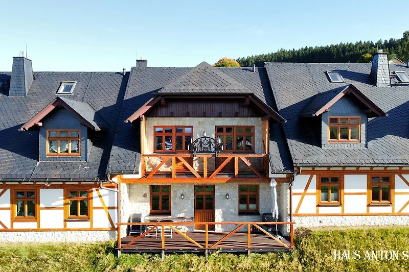 Außenansicht Terrasse und Balkon