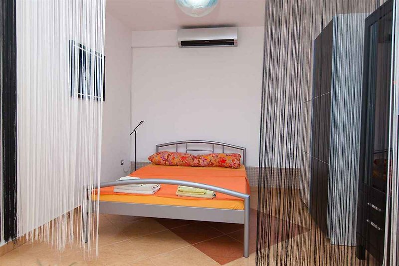 Doppelbett im Wohn/Schlafzimmer