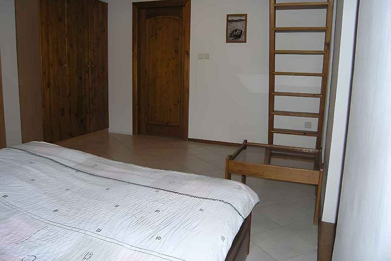 Sypialnia ze schodami do sypialni dziecięcej na poddaszu