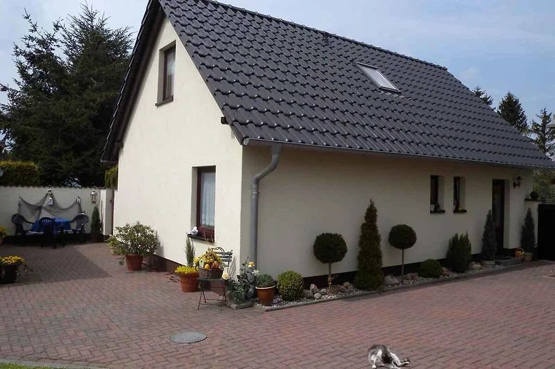 Aussenansicht mit separatem Eingang in die FerienWohnung (rechts)