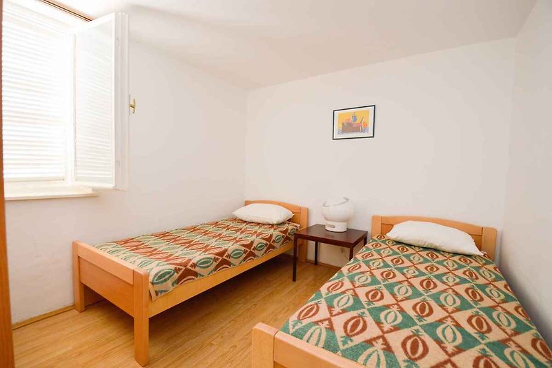 Slaapkamer met twee éénpersoonsbedden