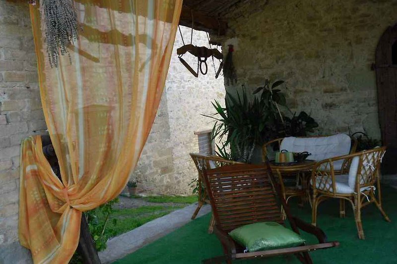 terrasse couverte avec meubles de jardin