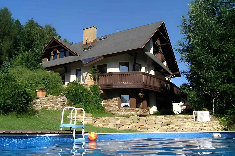 Vista esterna con piscina