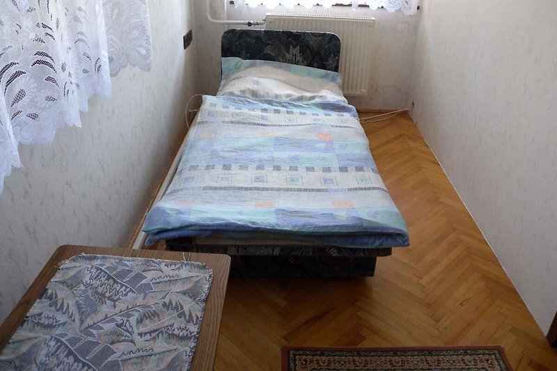 Nisza sypialna w pokoju dzienno-sypialnym