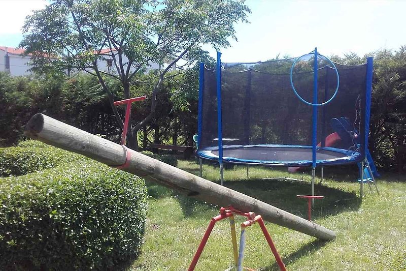 Ogród z trampoliną