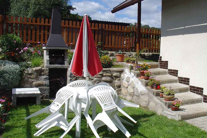 Ogród z meblami ogrodowymi i parasolem