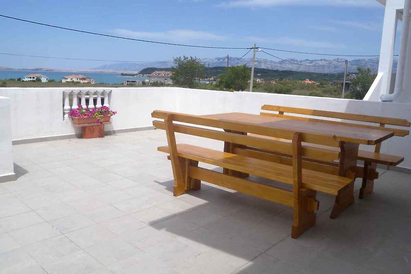 terrasse avec meuble de jardin et vue sur la mer