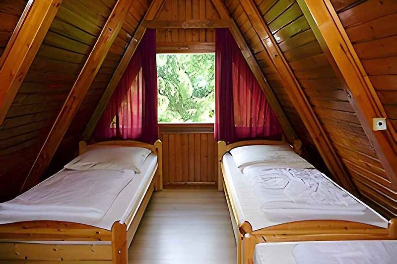 Slaapkamer met 3 éénpersoonsbedden (voorbeeld)