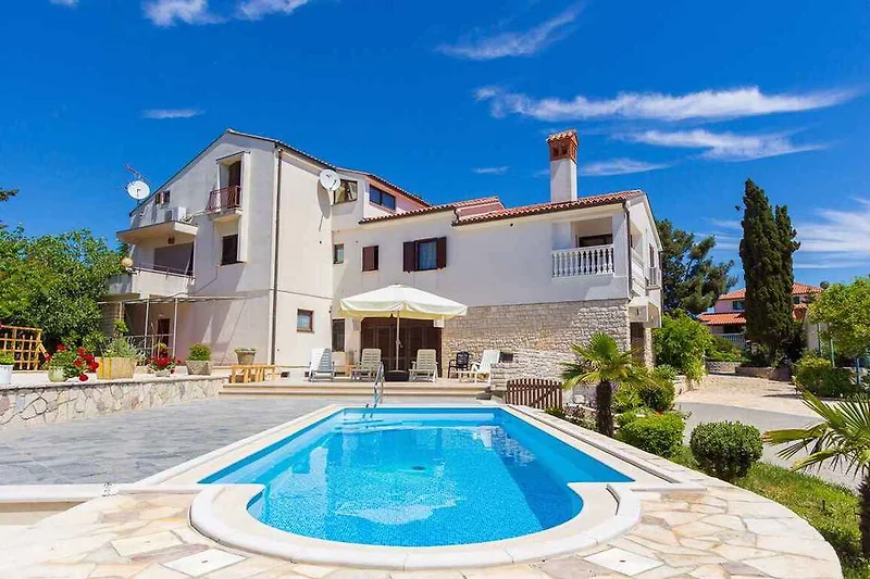 Aussenansicht mit Pool