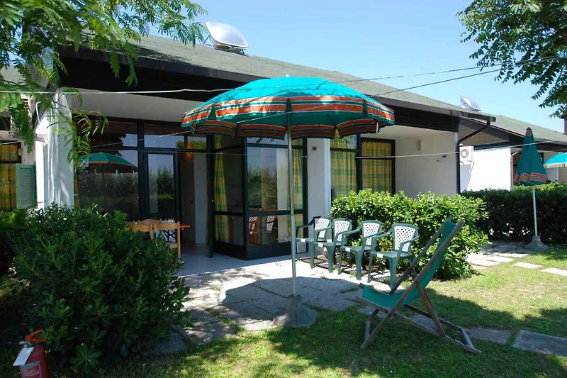 Aussenansicht mit Terrasse Aussenansicht mit Terrasse