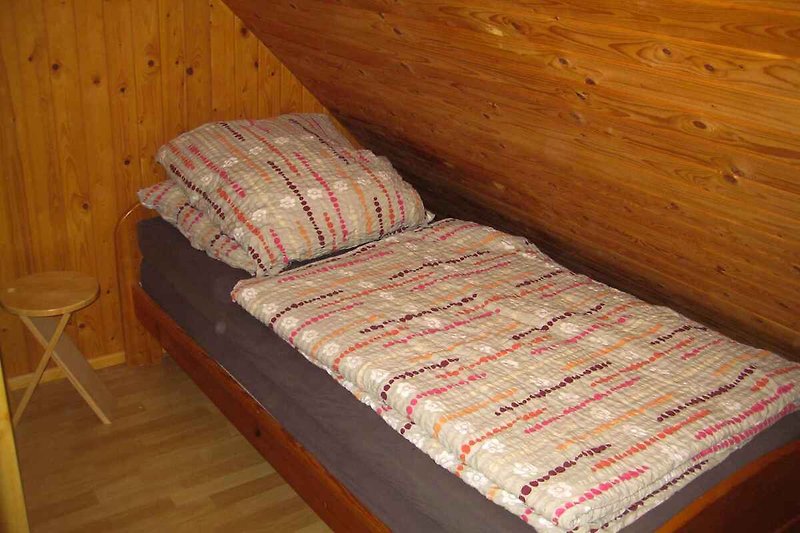 chambre à coucher avec 3 lits simples