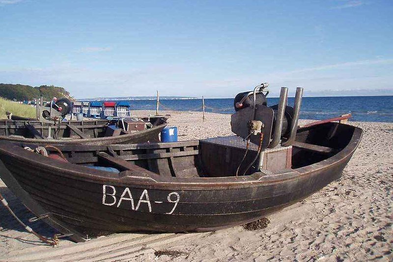 Fischerboot am Strand im Ostseebad Baabe