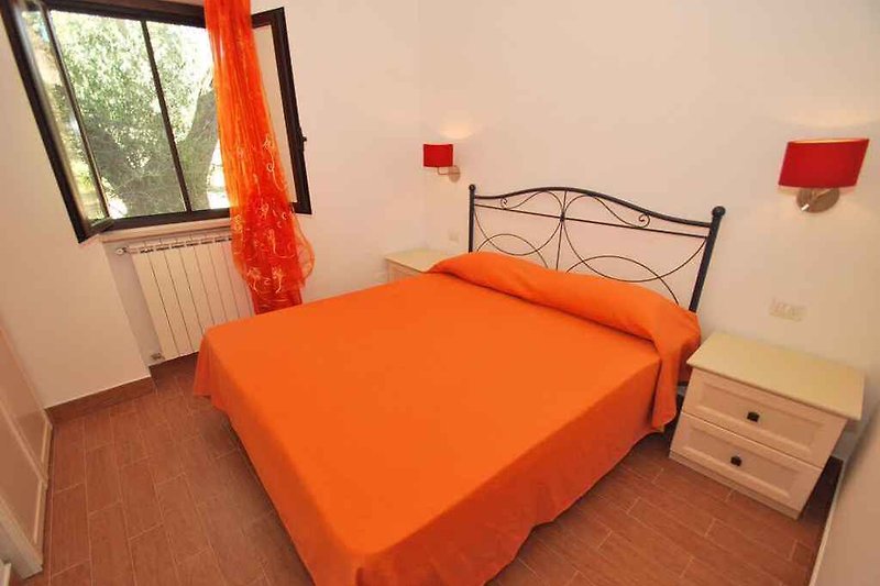 Pokój sypialniany z łóżkiem podwójnym (przykład zakwaterowania)