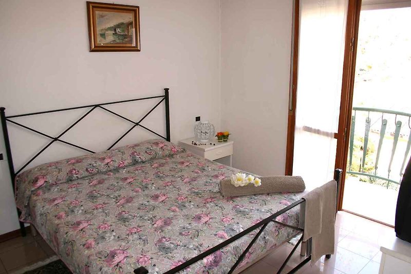 Dormitorio con cama doble (muestra de una vivienda/ejemplo)